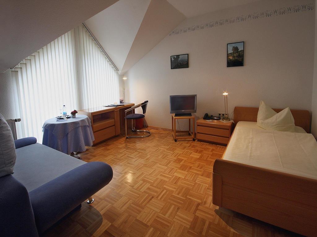 Hotel Garni Zur Bergstrasse Zwingenberg  Zimmer foto